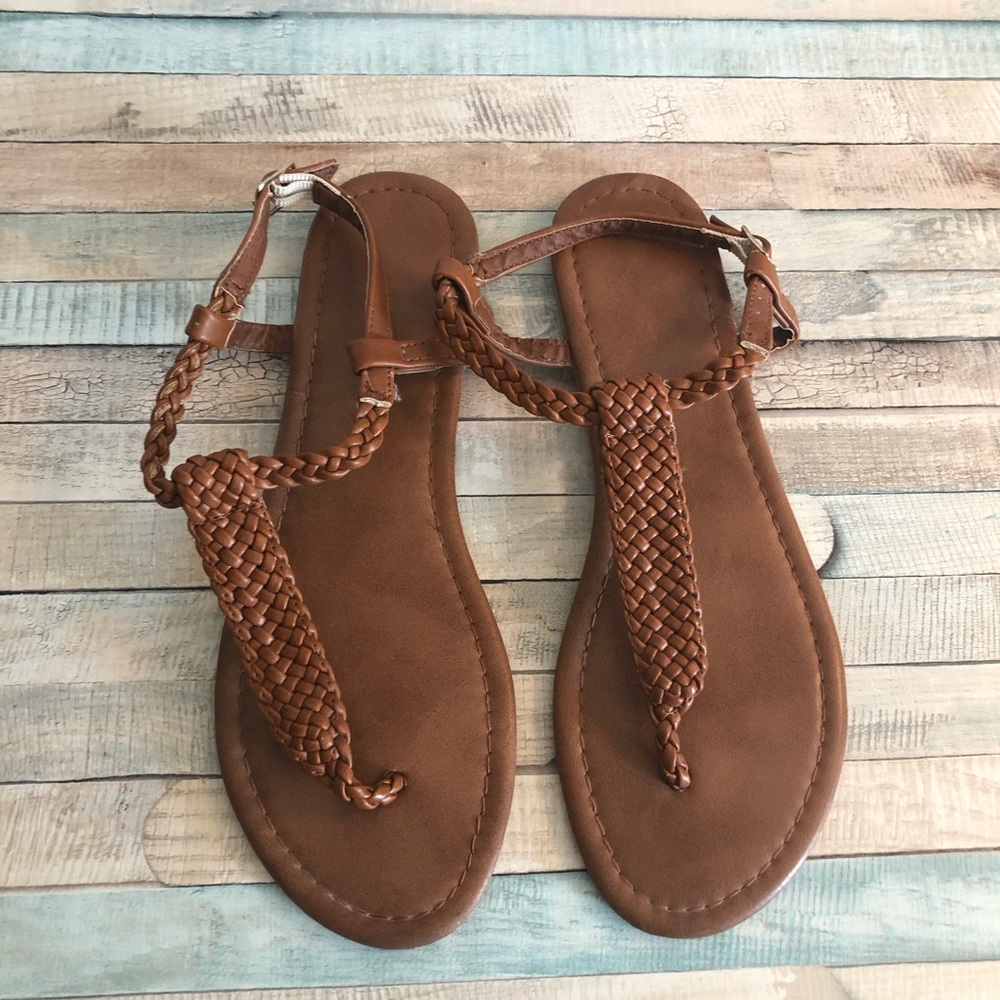 EUC Kohl’s brown leather sandals. Size 7/8